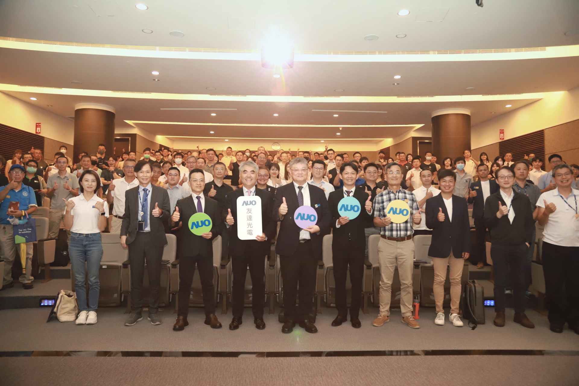友達光電邀請領域專家共研再生能源發展、電力需求及建築物減碳等議題進行交流，盼共擘綠色永續生態圈的嶄新契機