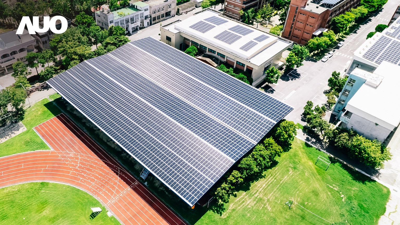 友達SunSteel光電整合型浪板具備快速安裝、輕量化優勢，可提升15%發電效能，通過國際IEC與國內VPC認證安全、防漏、耐候標準