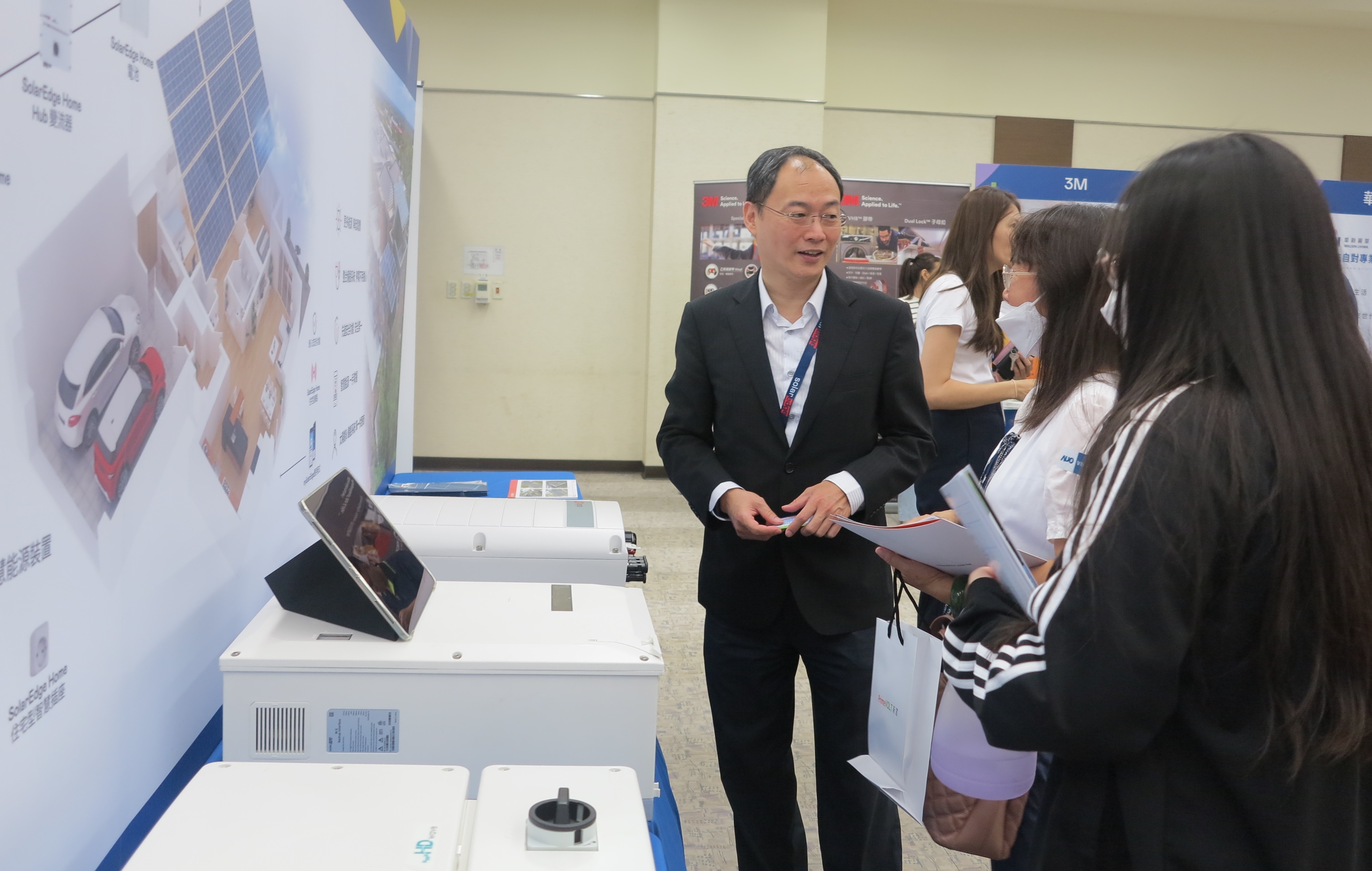 透過研討會產學界緊密交流與分享，提升參與人員借鏡及加深低碳概念，提升綠色能源產業之韌性。